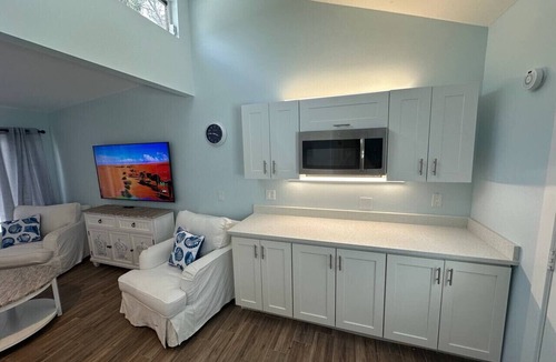 Siesta Key Hotel | Walk to Beach, Siesta Key Villa 2, Pool View. Daily Rentals