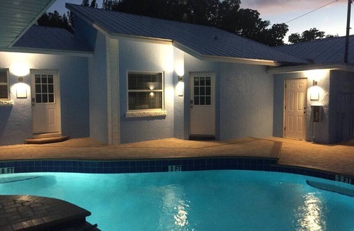 Siesta Key Hotel | Walk to Beach, Siesta Key Villa 2, Pool View. Daily Rentals