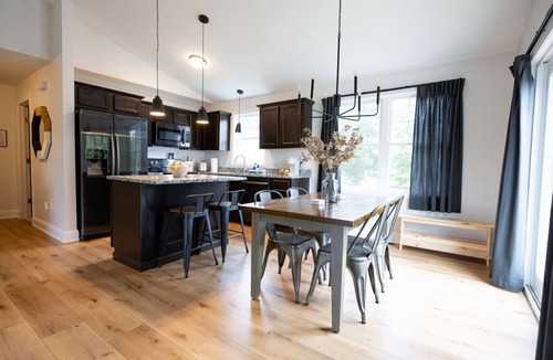 Warwick House | Walk To Beach | Spacious House