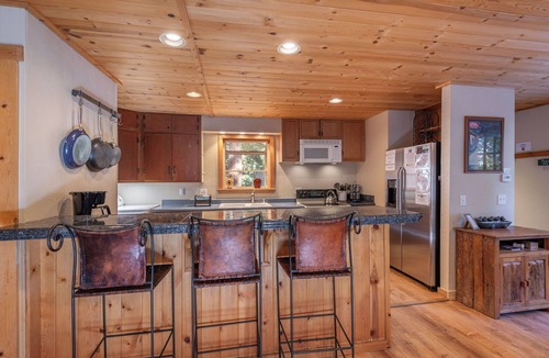 Tahoe City Cottage | Walk to Beach & Tahoe City Restaurants, Hot Tub, Dogs Ok- Fairway Retreat