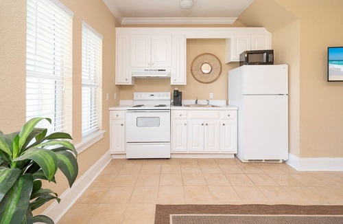 El Centro Beach House | WALK TO BEACH! Spacious, Sleeps 12! Gulf View, Pool & Grill