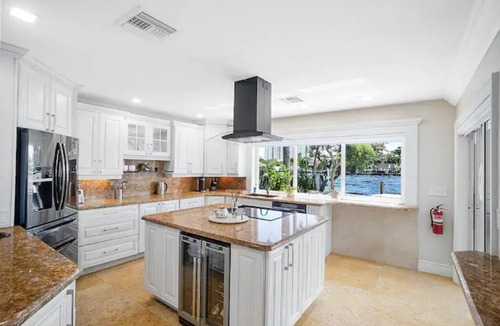 Santa Barbara Estates House | Walk to beach