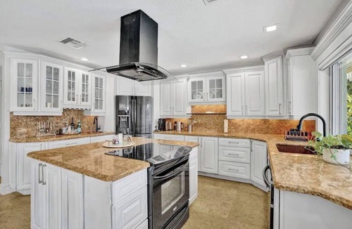 Santa Barbara Estates House | Walk to beach