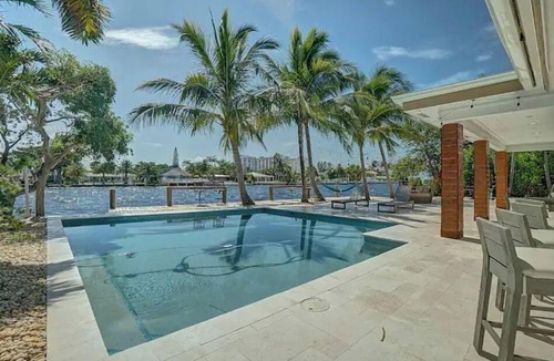 Santa Barbara Estates House | Walk to beach