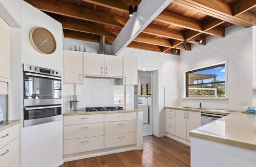 Emerald Beach House | Walk to Beach, Views, Large Outdoor Fire pit, Pet-Friendly