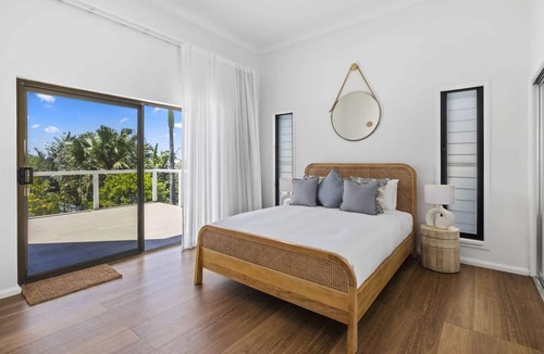 Emerald Beach House | Walk to Beach, Views, Large Outdoor Fire pit, Pet-Friendly