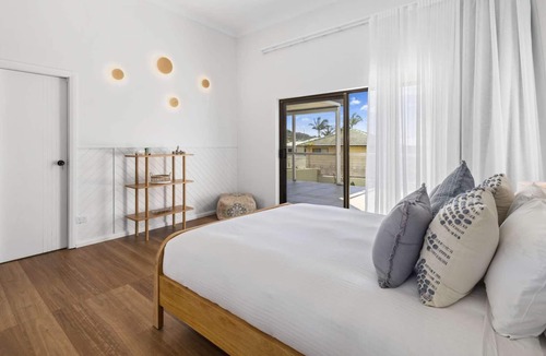 Emerald Beach House | Walk to Beach, Views, Large Outdoor Fire pit, Pet-Friendly