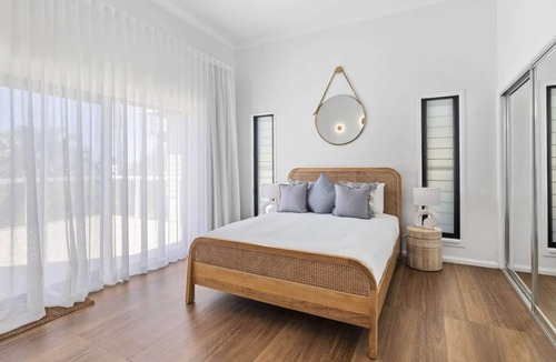 Emerald Beach House | Walk to Beach, Views, Large Outdoor Fire pit, Pet-Friendly