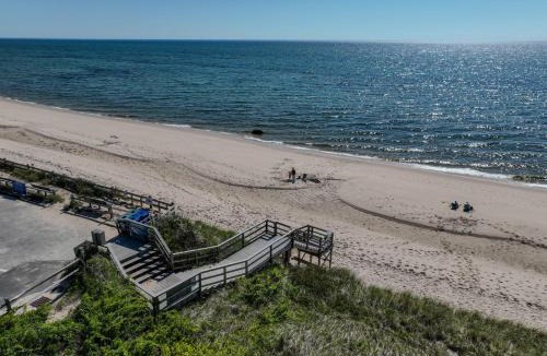 Truro House | Walk to Beach w Roof-Level Deck