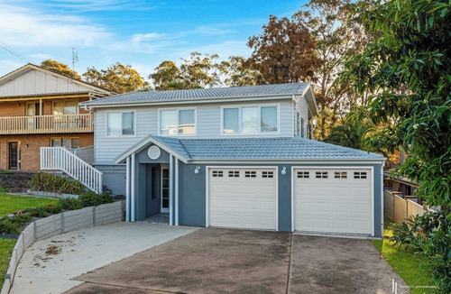 Malua Bay House | Walk to Beach & WiFi | Hamptons Hideaway