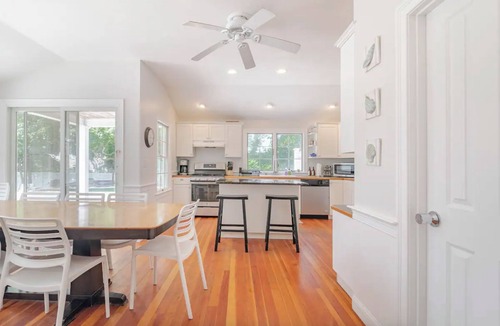 Hyannis Villa | Walk to beaches & ferries! 9bd/4baths - Sleep 20ppl.