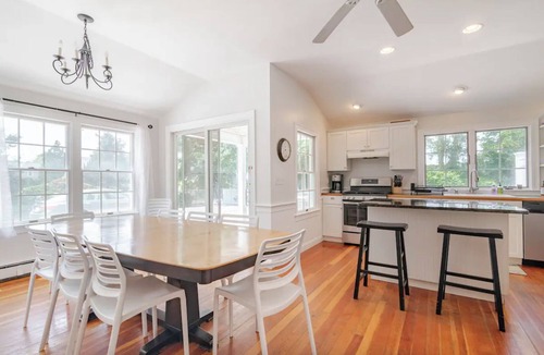 Hyannis Villa | Walk to beaches & ferries! 9bd/4baths - Sleep 20ppl.