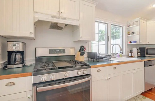 Hyannis Villa | Walk to beaches & ferries! 9bd/4baths - Sleep 20ppl.