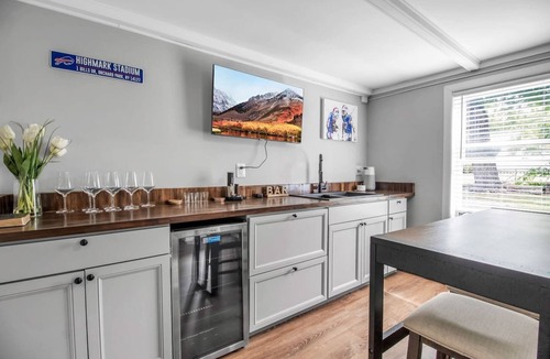 Orchard Park House | Walk to Bills Stadium | Ping Pong/Darts | K Bed