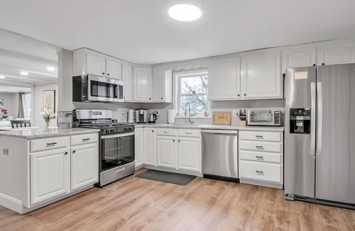 Orchard Park House | Walk to Bills Stadium | Ping Pong/Darts | K Bed