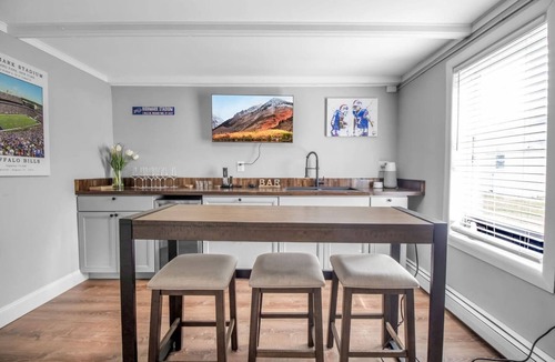 Orchard Park House | Walk to Bills Stadium | Ping Pong/Darts | K Bed