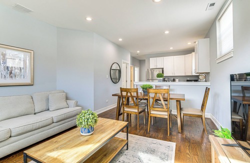 Bucktown Apartment | Walk to Blue Line: Sleek Apartment in Bucktown!