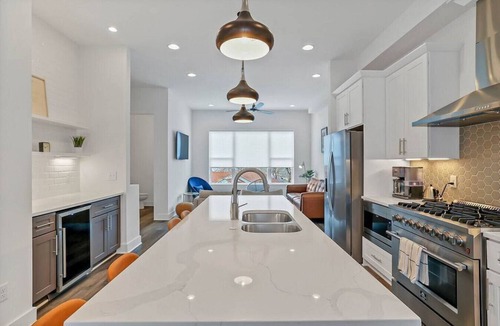 Hurwood Heights Villa | Walk to Brewery, Coffee & Geodis Park. Rooftop Views.