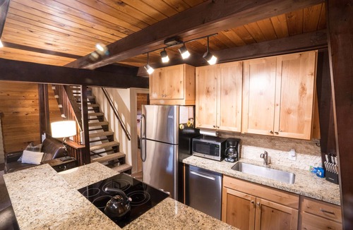 Salt Lake Mountain Resorts Cabin | WALK TO BRIGHTON + PRIVATE HOT TUB + MOUNTAIN VIEW