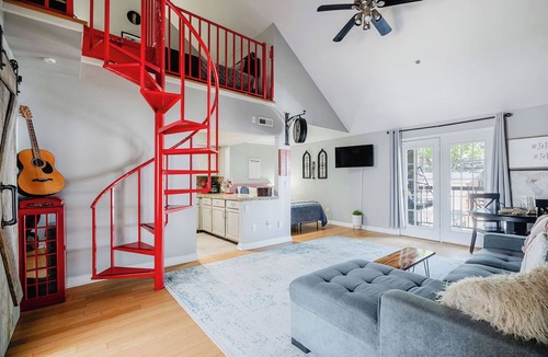 Rutledge Hill Condo | Walk to Broadway! Free Parking! 2nd Ave #648