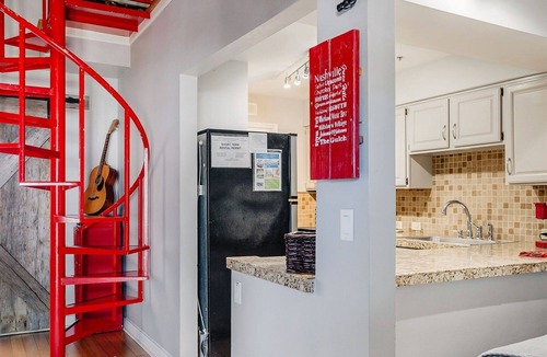 Rutledge Hill Condo | Walk to Broadway! Free Parking! 2nd Ave #648