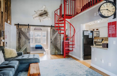 Rutledge Hill Condo | Walk to Broadway! Free Parking! 2nd Ave #648