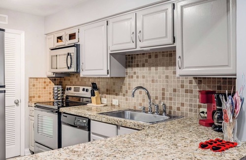 Rutledge Hill Condo | Walk to Broadway! Free Parking! 2nd Ave #648