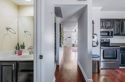 Rutledge Hill House | Walk to Broadway! Free Parking! 125