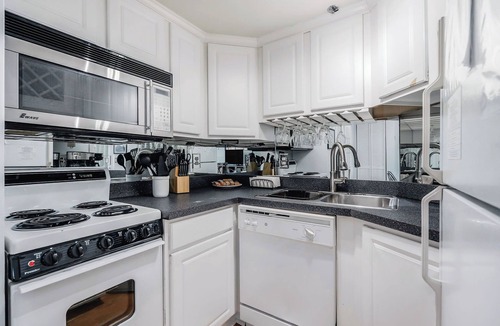 Rutledge Hill Condo | Walk to Broadway - Free Parking - Cozy Condo