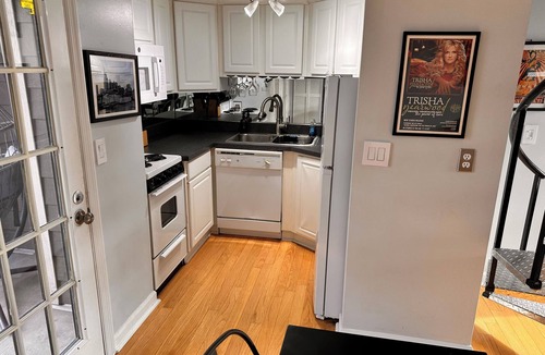 Rutledge Hill Condo | Walk to Broadway - Free Parking - Cozy Condo