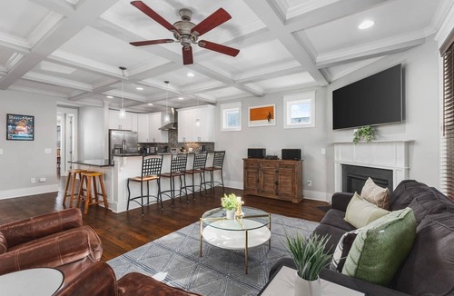 Hope Gardens House | Walk to Broadway & Germantown - Large House w/Patio & Porches - Free Parking