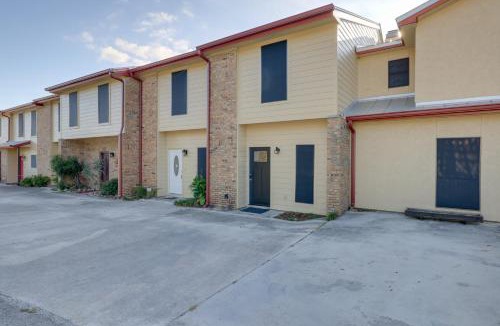 Canyon Lake House | Walk to Canyon Lake! Townhome w/Deck & Yard