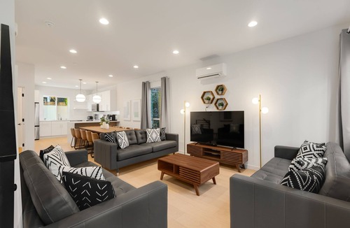 Minor House | Walk to CapHill 4B2.5B Sleeps 12 w/Rooftop deck