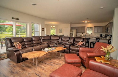 West Dover Ski Chalet | Walk to Carinthia lodge & Lift, Hot tub. Views!