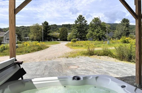 West Dover Ski Chalet | Walk to Carinthia lodge & Lift, Hot tub. Views!