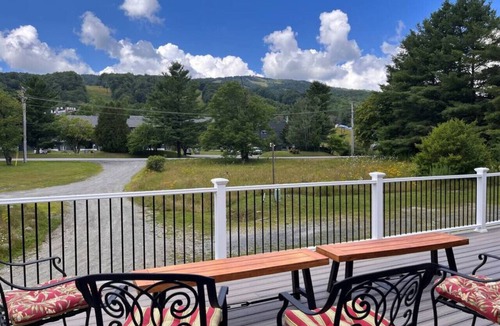 West Dover Ski Chalet | Walk to Carinthia lodge & Lift, Hot tub. Views!