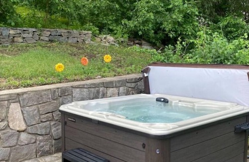 Montville House | Walk to Casino with POOL+HOT TUB