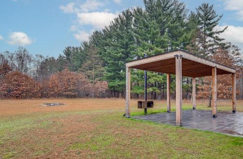 Necedah House | Walk to Castle Rock Lake! Modern Home w/Patio