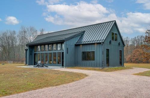 Necedah House | Walk to Castle Rock Lake! Modern Home w/Patio