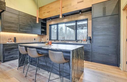 Necedah House | Walk to Castle Rock Lake! Modern Home w/Patio