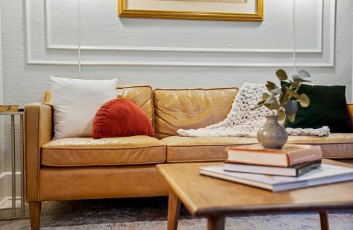 Cherry Street House | Walk to Cherry Street,pets, hot tub by HVNLYhomes