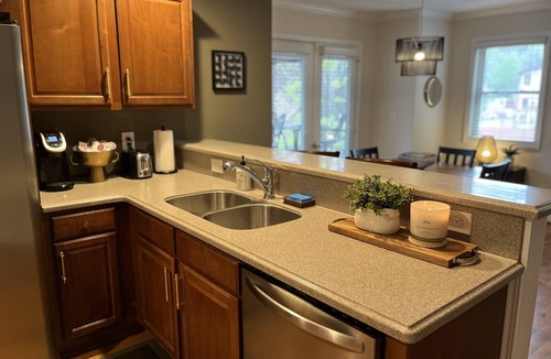 Helen Apartment | WALK to City Center! Elevator & 2 BDRMS just off Main St.