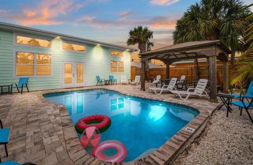 Bay Esplanade House | Walk to Clearwater Beach and Make Memories