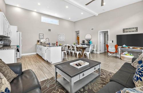 Bay Esplanade House | Walk to Clearwater Beach and Make Memories
