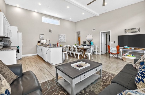 Bay Esplanade House | Walk to Clearwater Beach and Make Memories