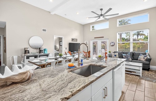 Bay Esplanade House | Walk to Clearwater Beach and Make Memories