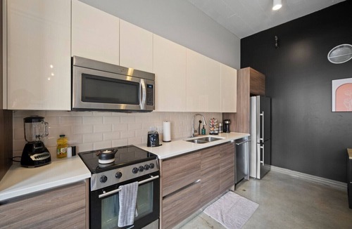 Downtown Dallas Apartment | Walk to Convention Center | Pool + Valet Parking