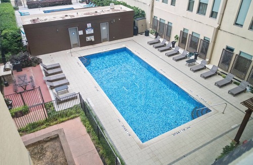 Downtown Dallas Apartment | Walk to Convention Center | Pool + Valet Parking