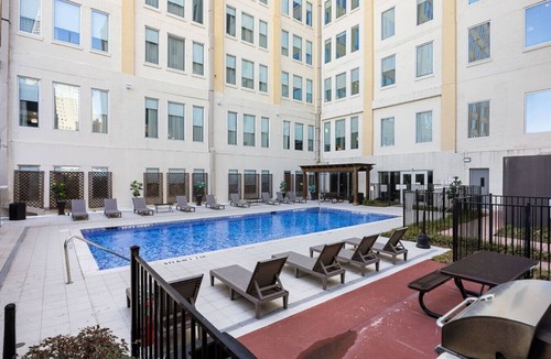 Downtown Dallas Apartment | Walk to Convention Center | Pool + Valet Parking