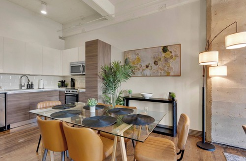 Downtown Dallas Apartment | Walk to Convention Ctr | Downtown UrbanLoft | Sleeps 8